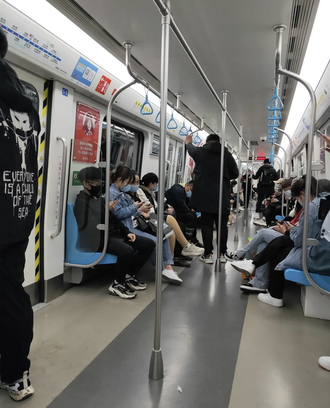 青岛地铁车厢干净整洁,宣传画都是精神文明建设!而且很好看!