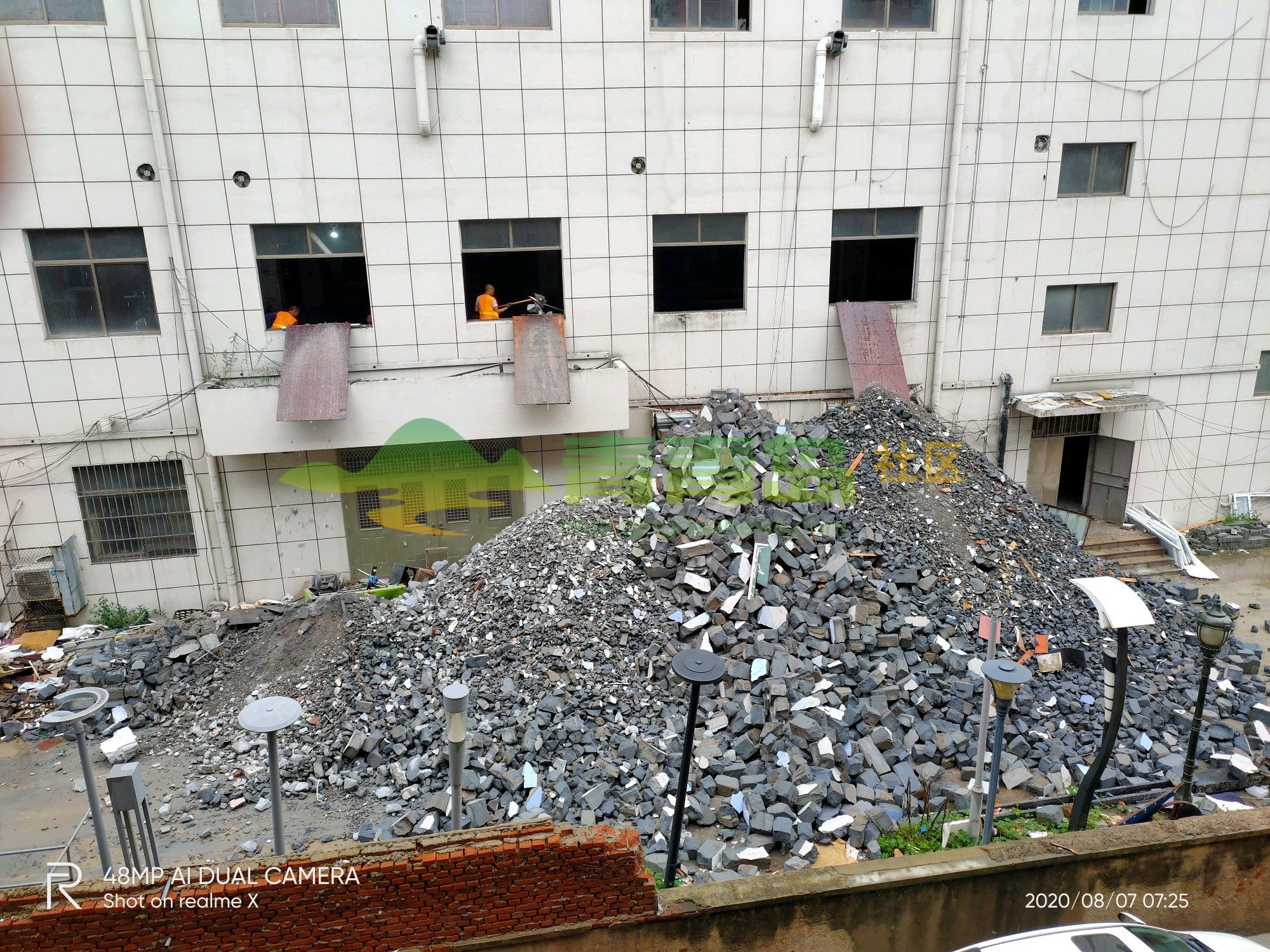 快报!青西新区工人文化宫发现黑矿一座!挖掘进行中!