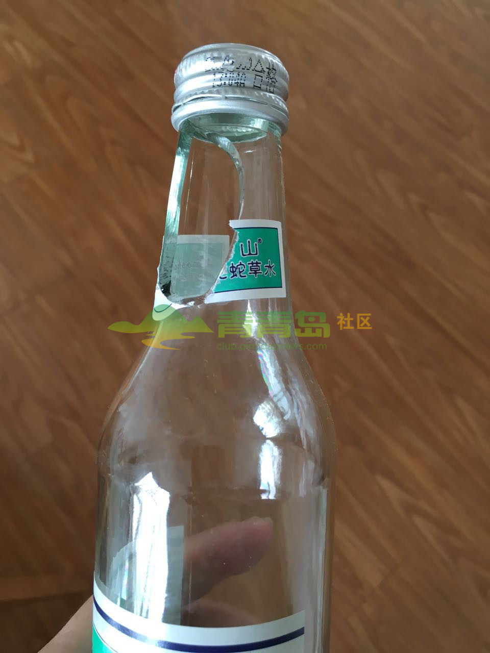 静置状态下,玻璃瓶突然炸裂,割破家中老人的胳膊!