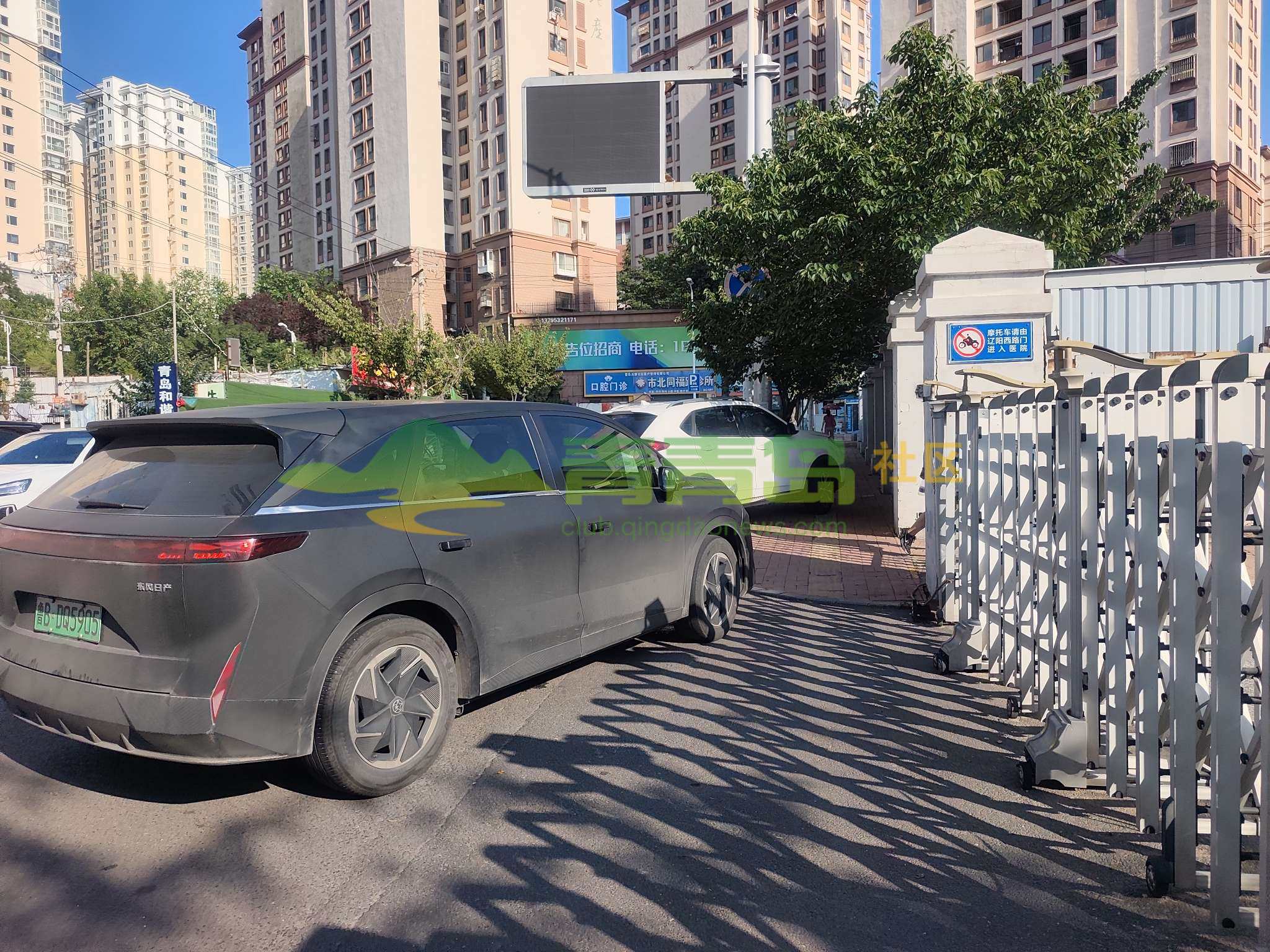 市北区同益路妇儿医院1号门人行道违停，这让行人飞过去吗？-青青岛社区