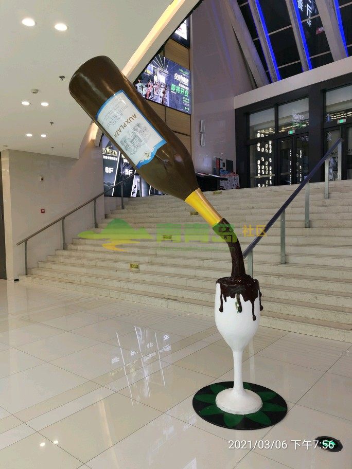 这个造型漂亮吧!好像是在倒啤酒,但是酒瓶子是悬空的,是什么支