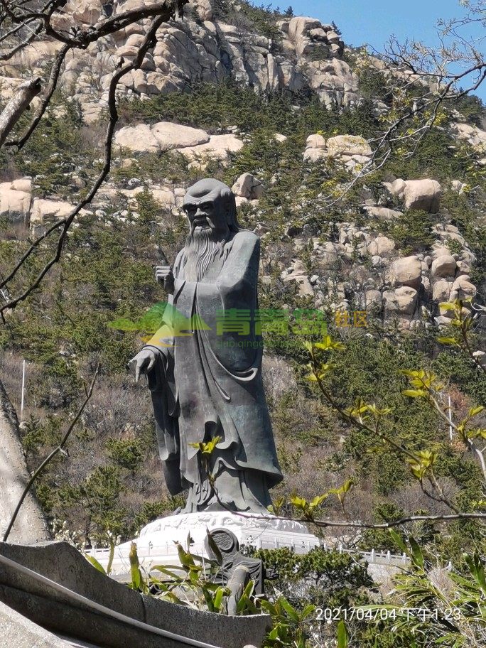 青岛市崂山风景区太清宫景区里面的老子雕像高大挺拔,远远的就能