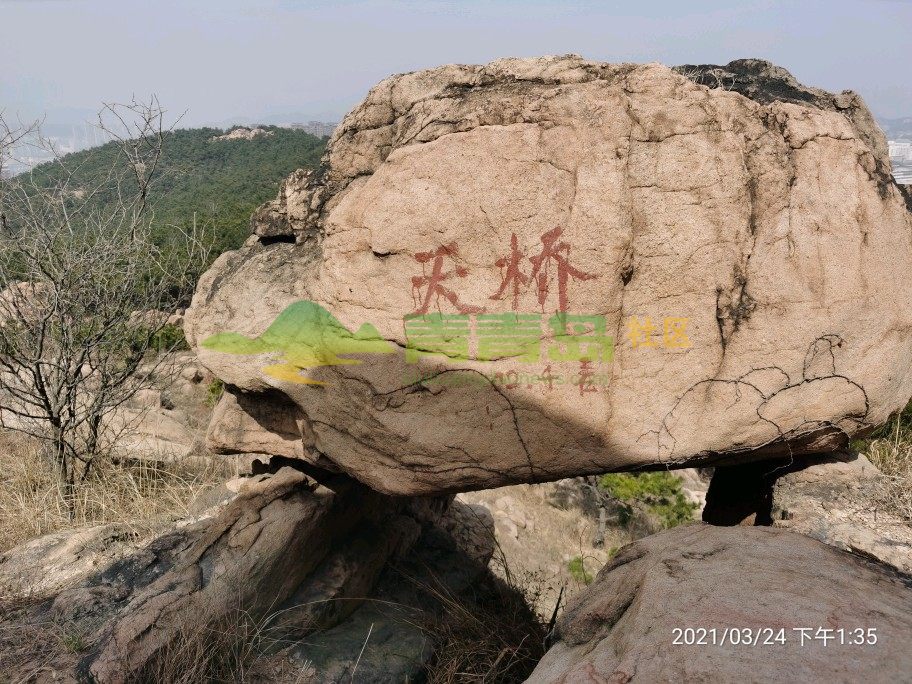 青岛市崂山区金家岭山上面的风景不错,崂山区前海尽收眼底,奇形