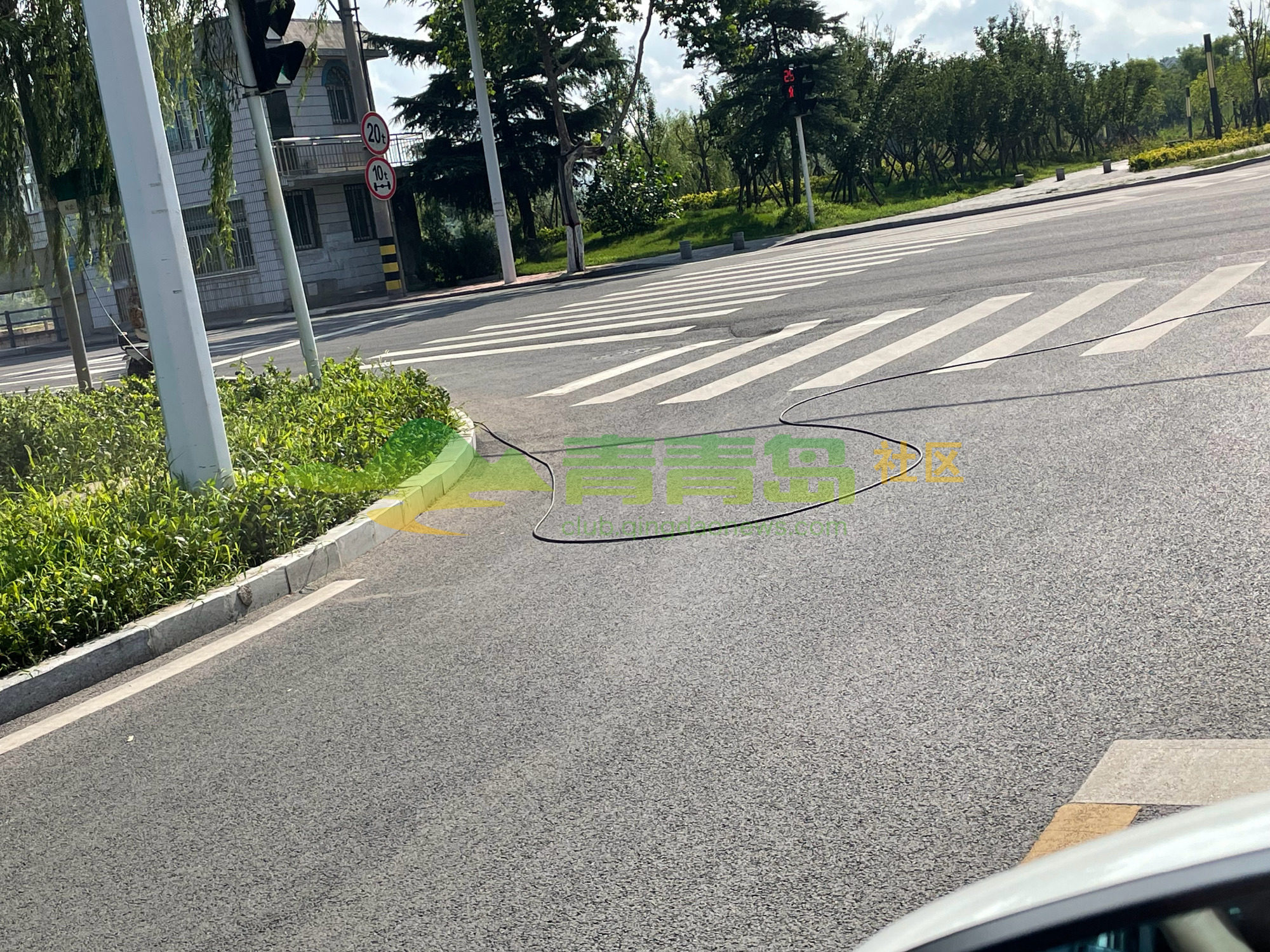 即墨区潮海第二小学西侧路口地上有电线掉落