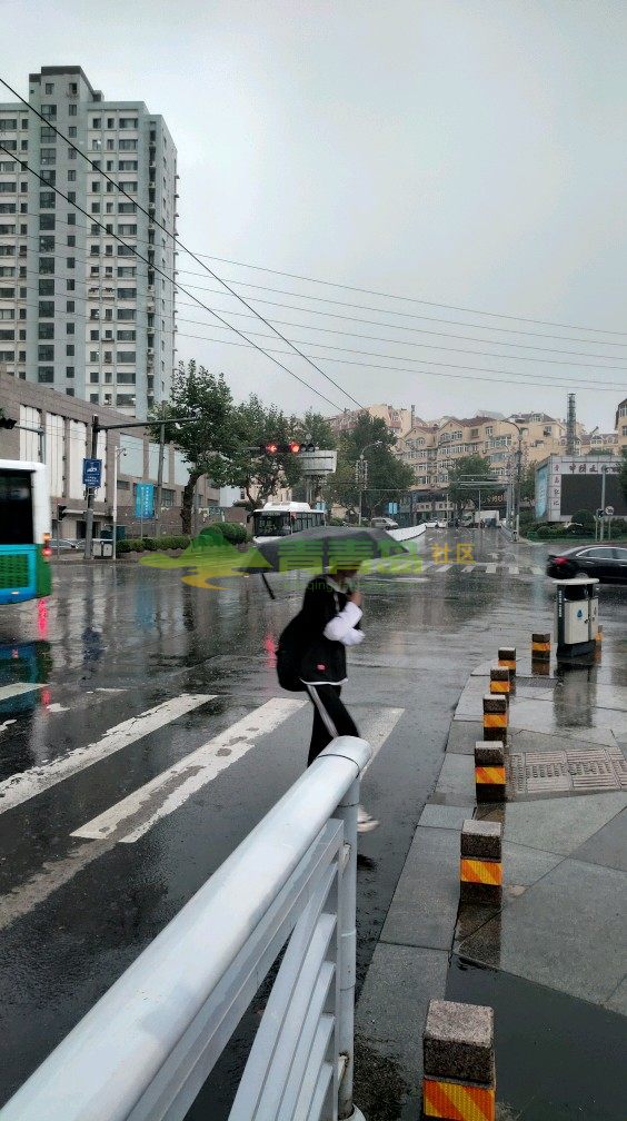 今天的天气预报小雨转大雨.雨仍然在下,出行注意安全.