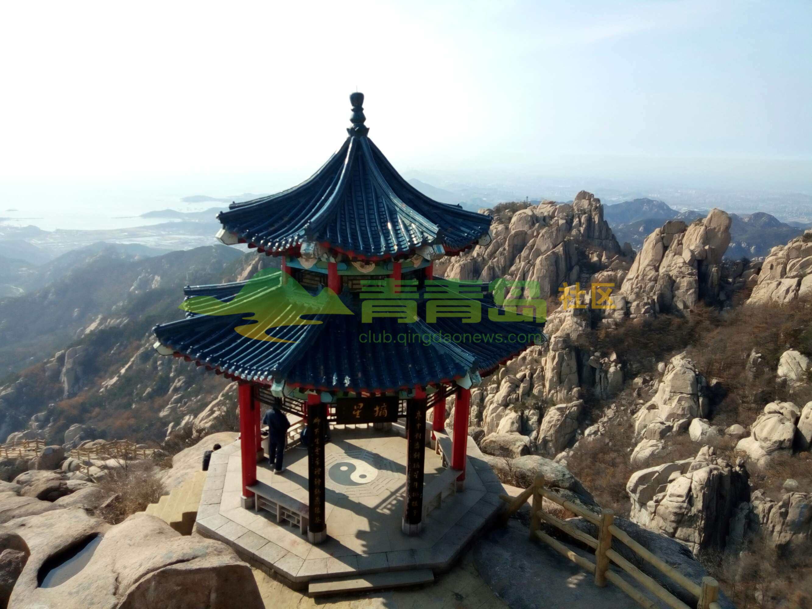 这是崂山巨峰顶上的亭子,挺漂亮的.站在山顶向下看非常壮观.